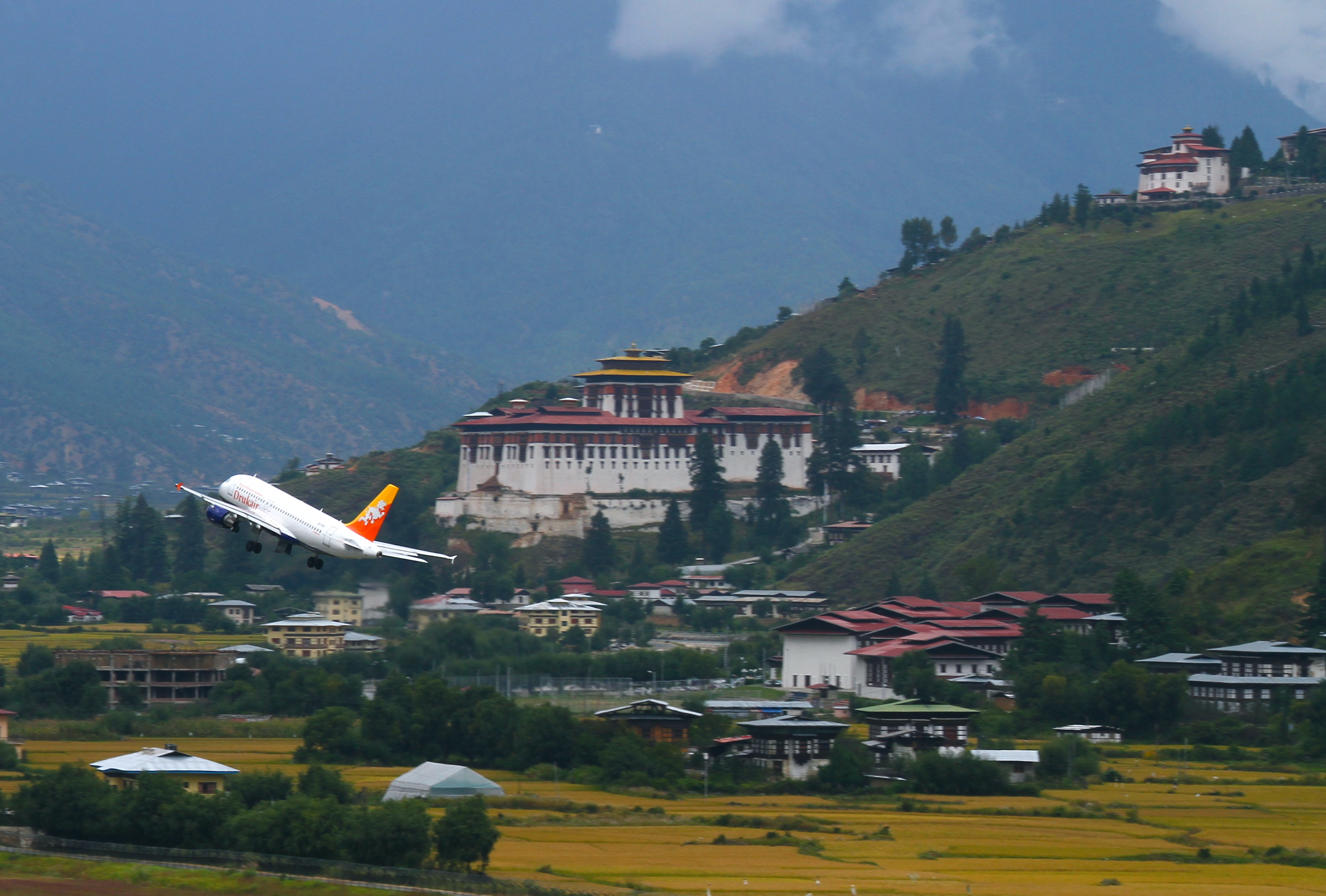 Аэропорт бутана. Аэропорт паро. Бутанский аэропорт паро. Королевство бутан аэропорт. Аэропорт паро в королевстве бутан.